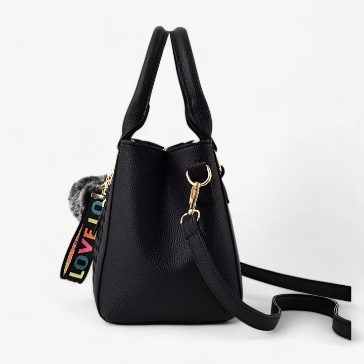 Borsa elegante da donna con pompon e tracolla, perfetta per outfit sofisticati.