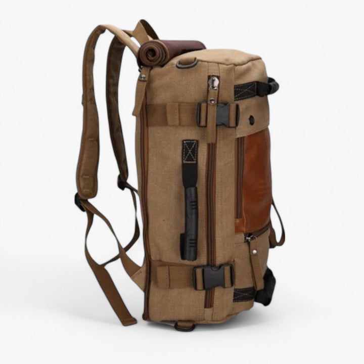 Zaino da uomo resistente color coyote, perfetto per attrezzatura da trekking, campeggio e viaggi lunghi organizzati.