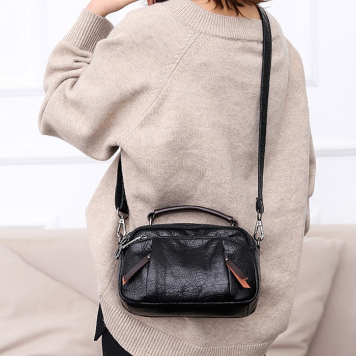 Pratica borsa a mano donna, design multicolore moderno, tracolla removibile per massima comodità.
