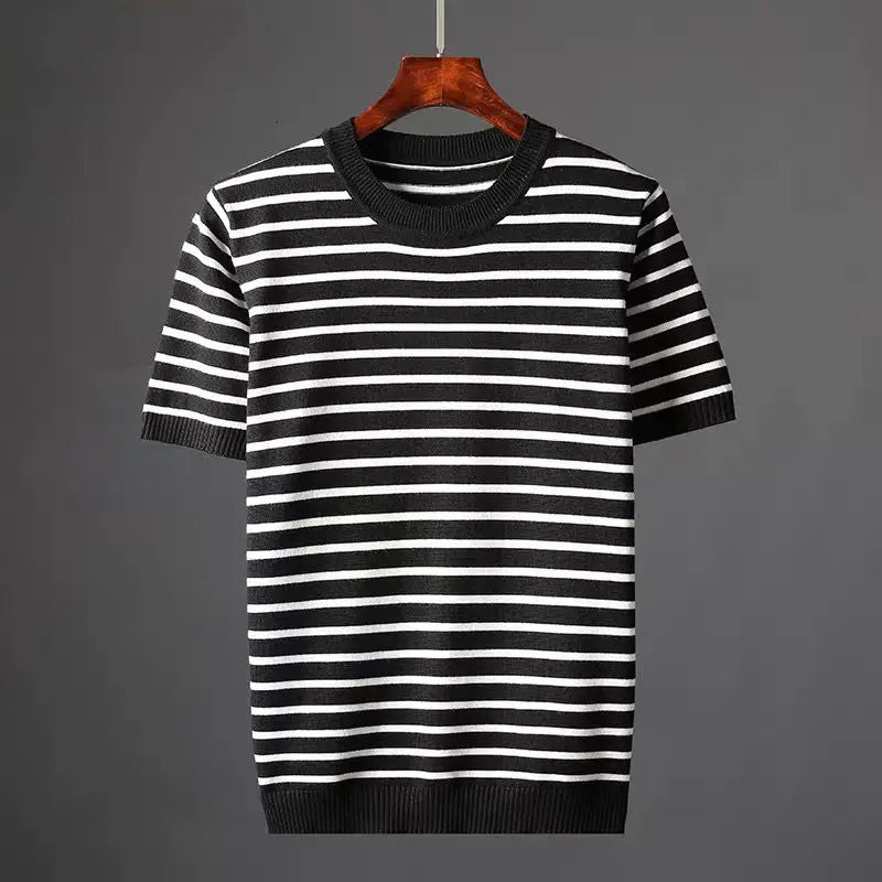 Maglietta uomo a righe blu e bianche, stile casual e comoda. Perfetta per il look quotidiano estivo e il tempo libero.