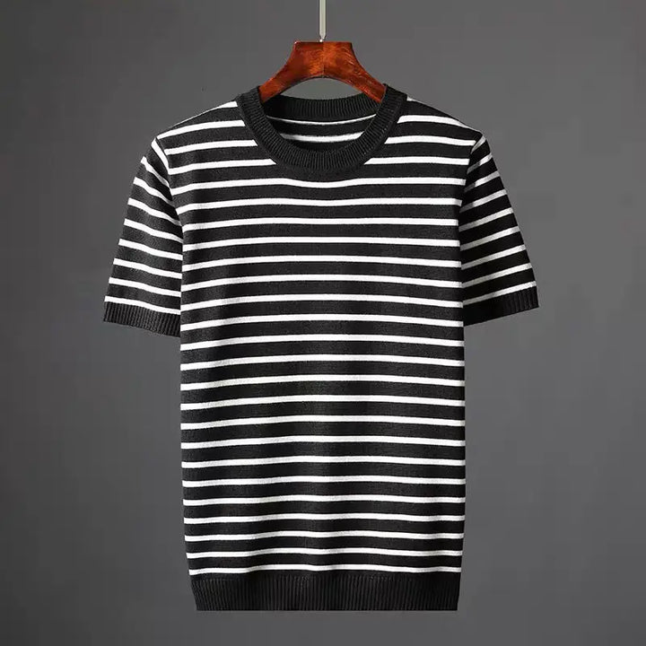 Maglietta uomo a righe blu e bianche, stile casual e comoda. Perfetta per il look quotidiano estivo e il tempo libero.