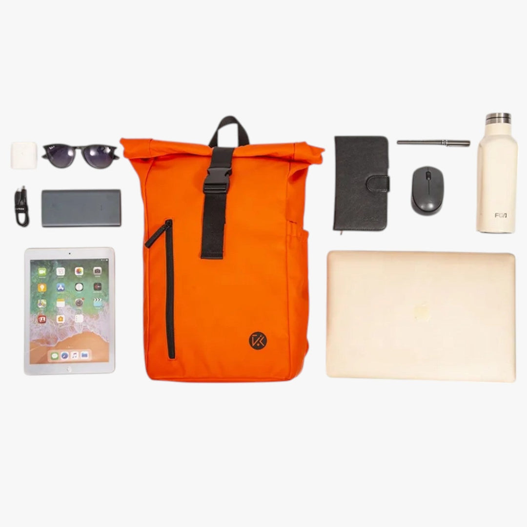 Borsa zaino roll top arancione minimalista, ideale per lavoro, viaggio e uso quotidiano.