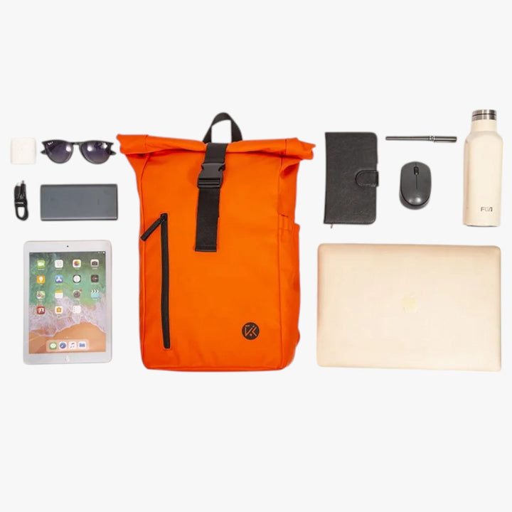 Borsa zaino roll top arancione minimalista, ideale per lavoro, viaggio e uso quotidiano.