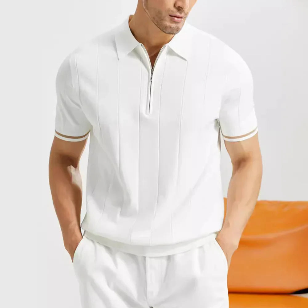 Top polo uomo a manica corta con mezza zip e dettagli a righe, vestibilità regolare, perfetto per l'estate.