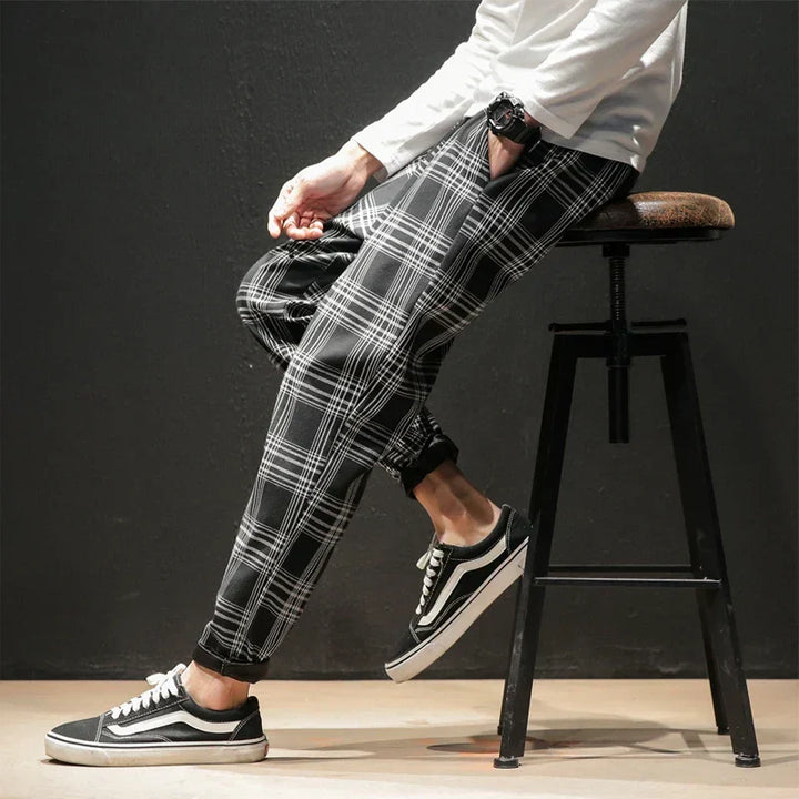 Pantaloni uomo a quadri grigi con vita elasticizzata, vestibilità comoda, ideali per look casual ed eleganti.