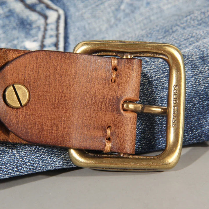 Cintura uomo artigianale in pelle scura, con fibbia ottone massiccio. Ideale per jeans, completa outfit casual.