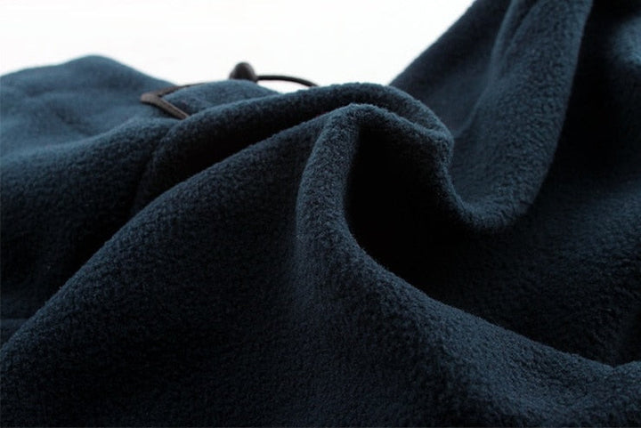 Comodo passamontagna in pile unisex, nero, ideale per mantenere calore e comfort durante l'inverno e le avventure.