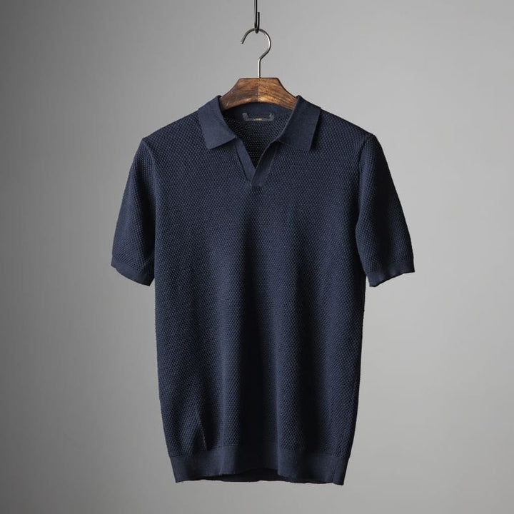 Elegante polo uomo slim fit nera a manica corta, traspirante per l'estate, per un look casual-chic di moda.