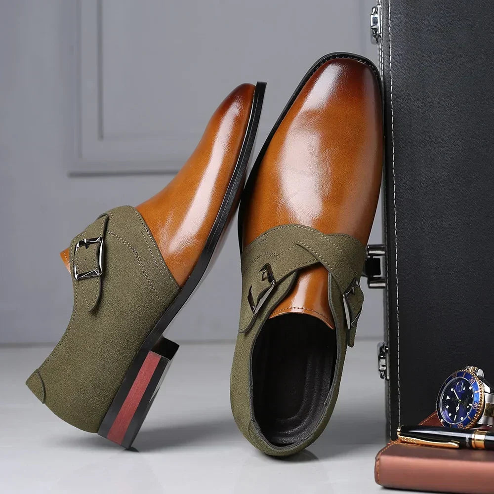 Dettaglio fibbia e pelle di alta qualità su scarpe Derby uomo slip-on. Calzatura formale elegante.