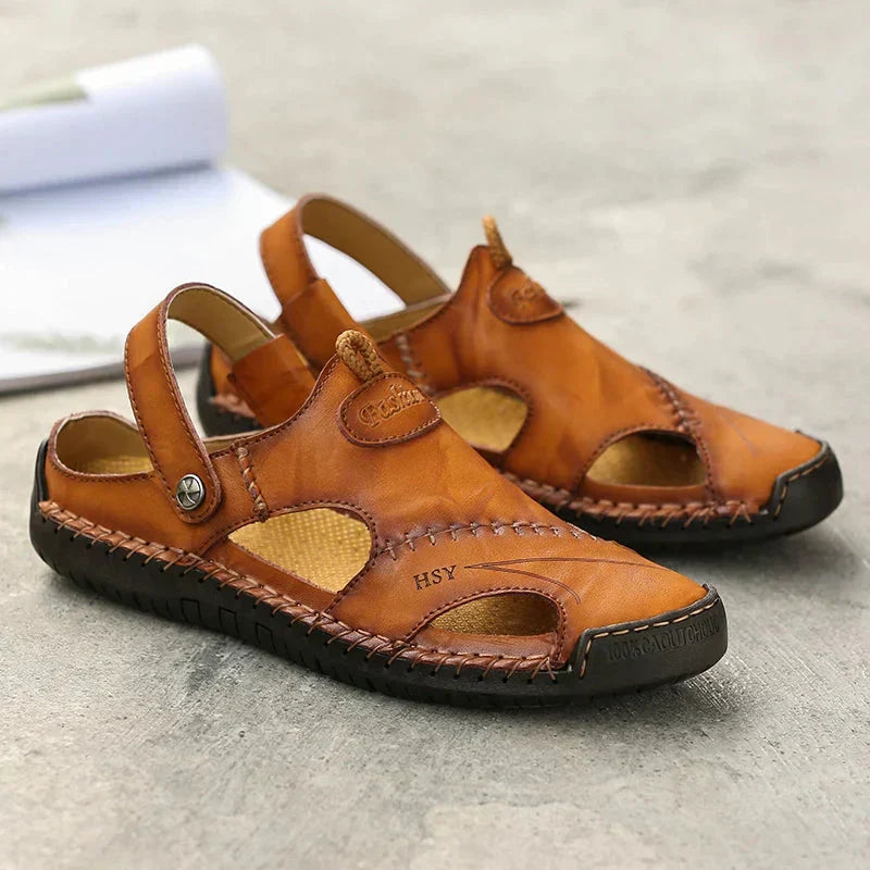 Sandali estivi uomo ergonomici, leggeri e traspiranti, con plantare di supporto per un comfort prolungato.