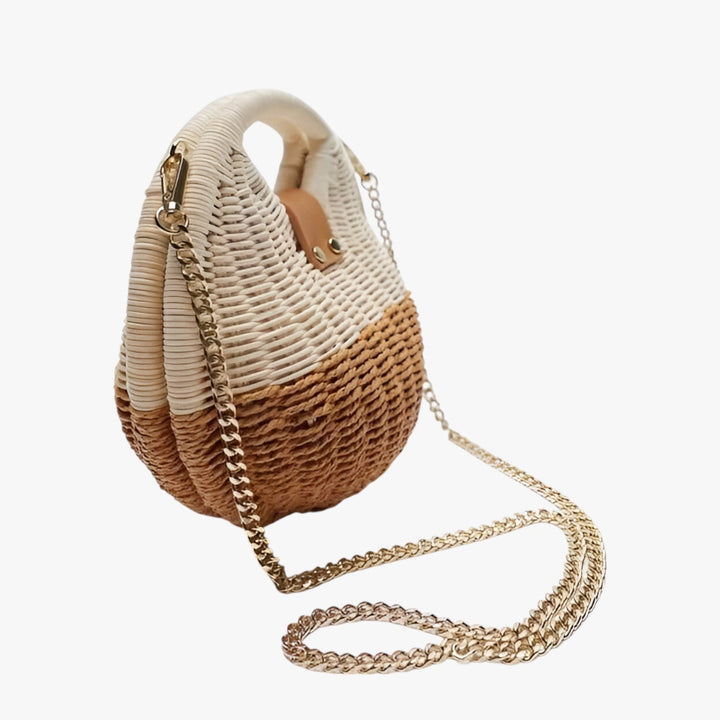 Borsa in paglia rotonda con tracolla, un accessorio moda estivo versatile per spiaggia e viaggio.