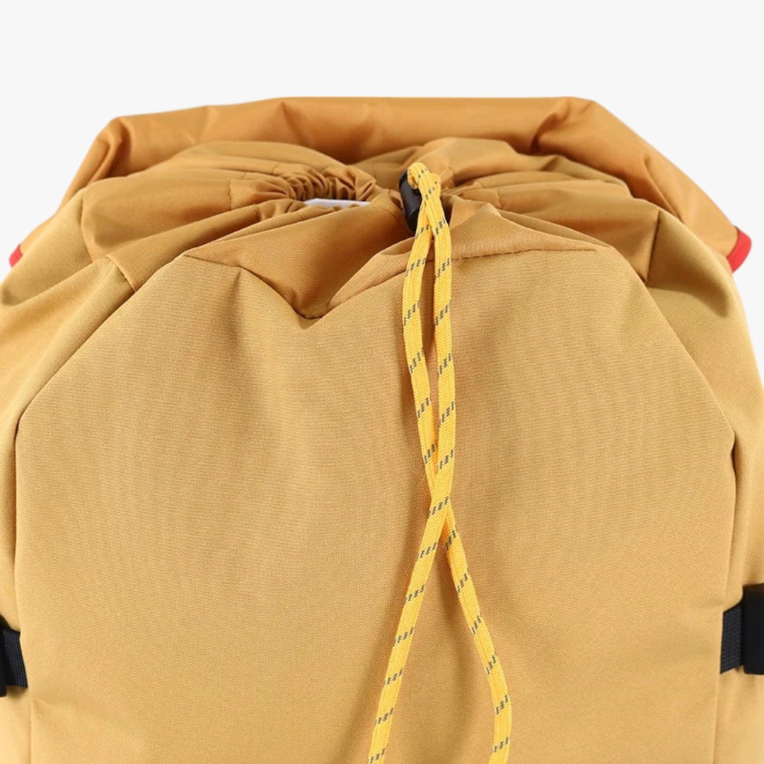 Dettaglio zaino uomo multicolore con tasche laterali e scomparti interni organizzati.