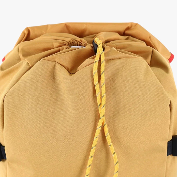 Dettaglio zaino uomo multicolore con tasche laterali e scomparti interni organizzati.