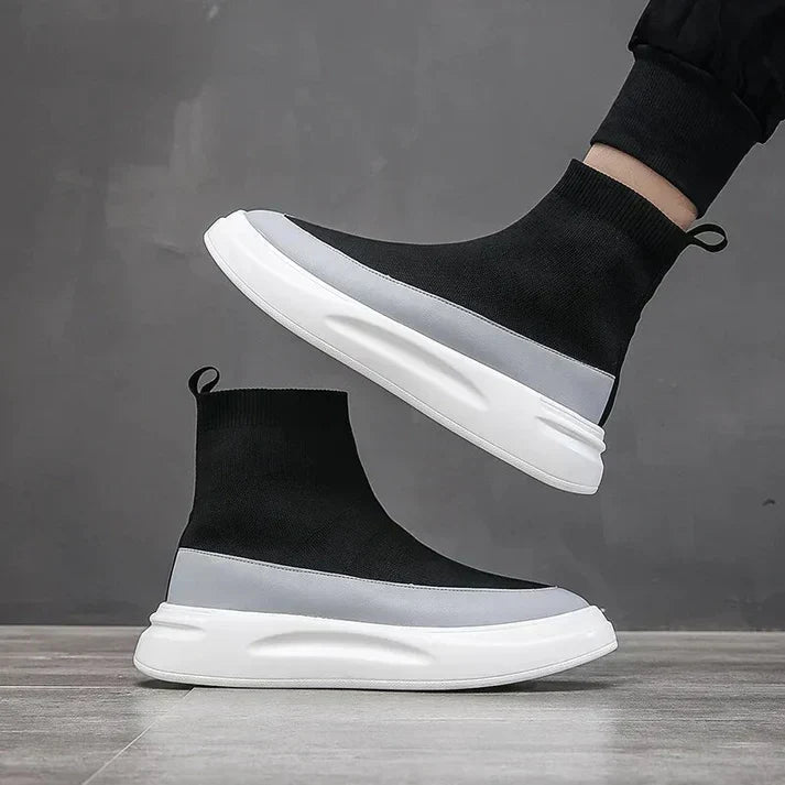 Scarpe comfort unisex con suola dinamica e leggera. Ideali per lunghe passeggiate e un look sportivo-casual.
