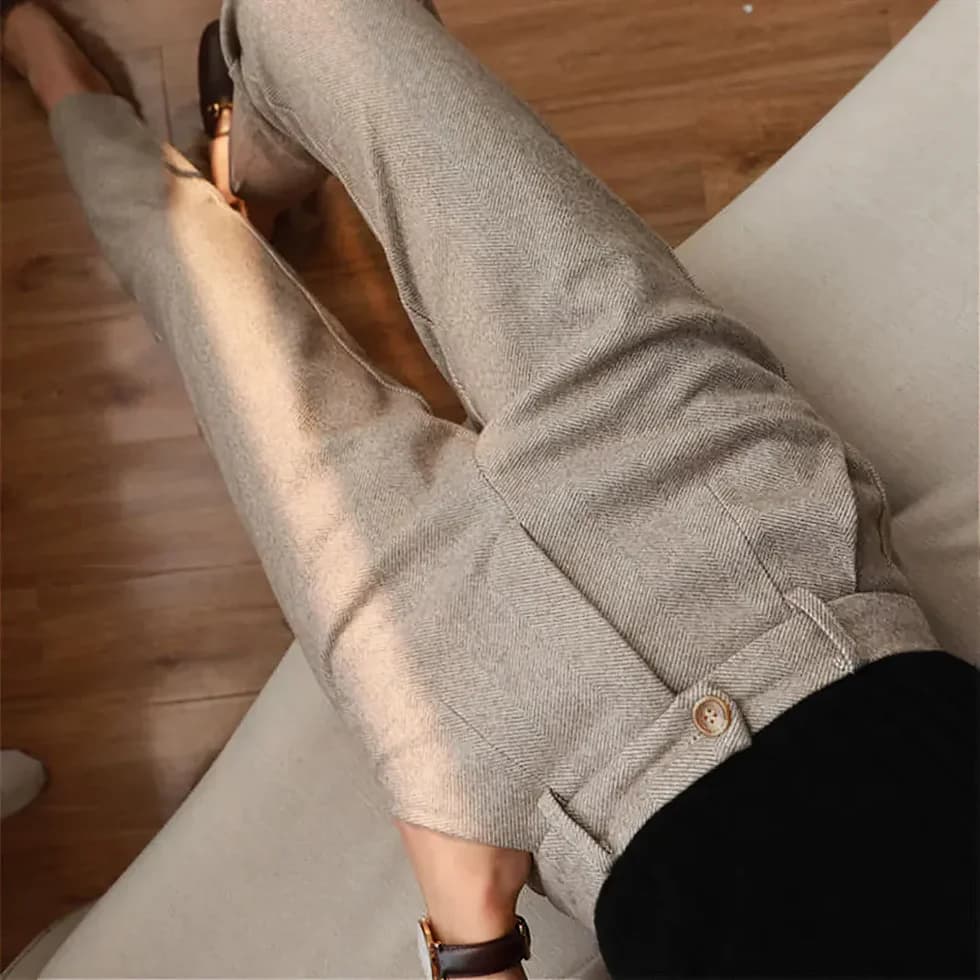 Pantaloni slim fit uomo, ideali per look business formali o smart casual contemporanei.