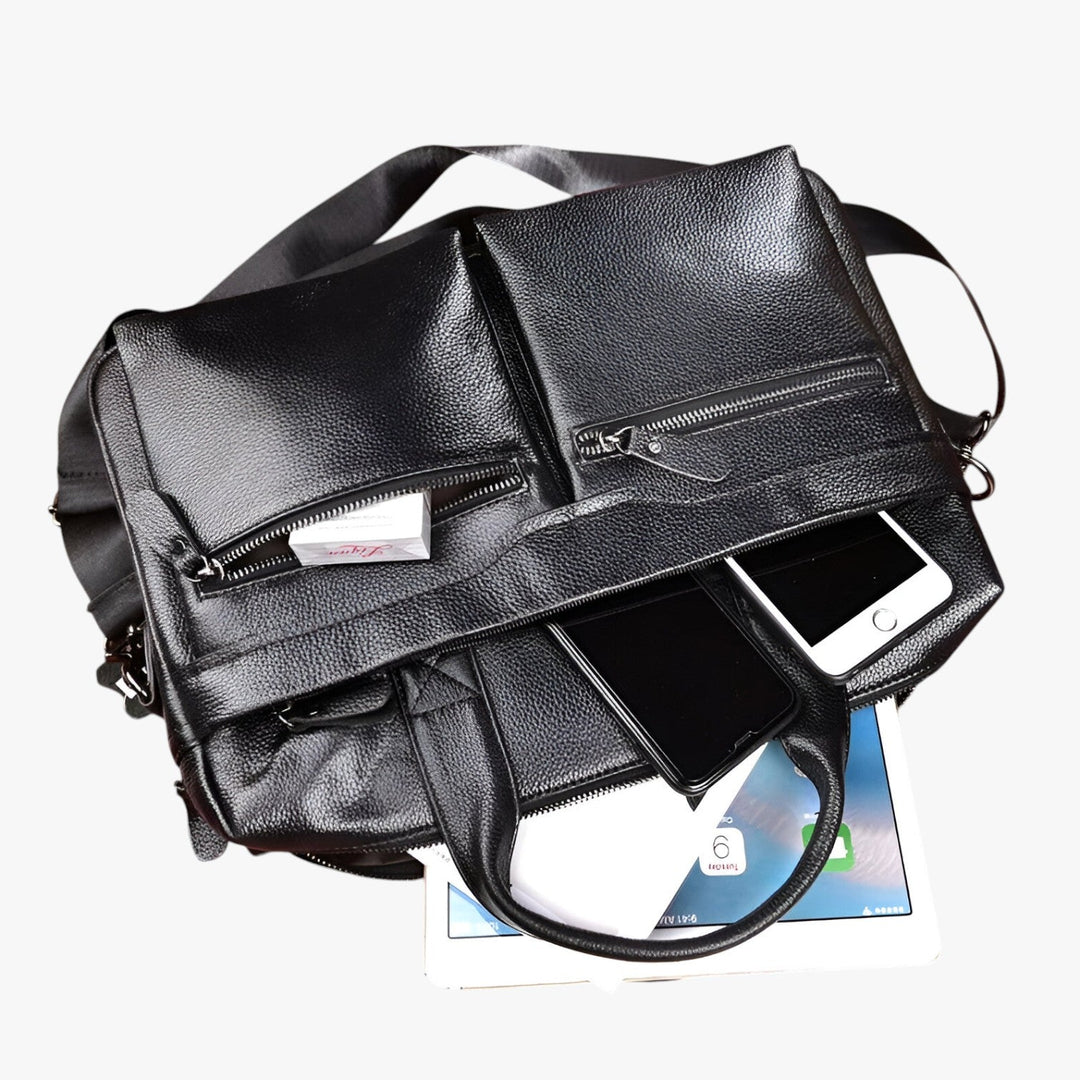Interno spazioso borsa uomo marrone con tasche per ufficio, documenti e accessori.