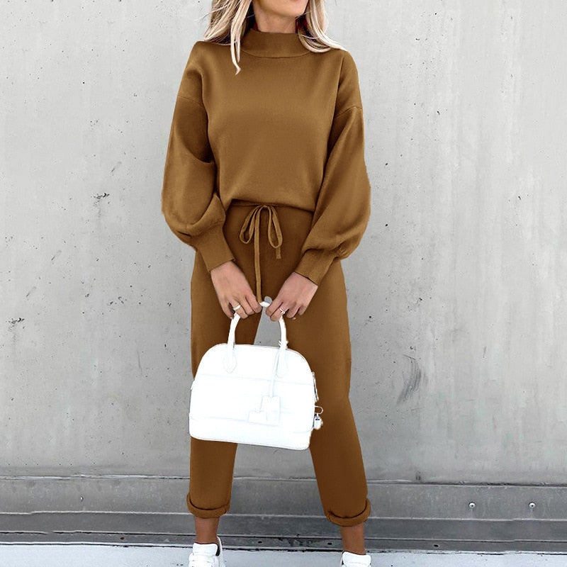 Tuta donna versatile due pezzi. Set felpa e pantaloni per abbigliamento casual, comfy e moda femminile elegante.