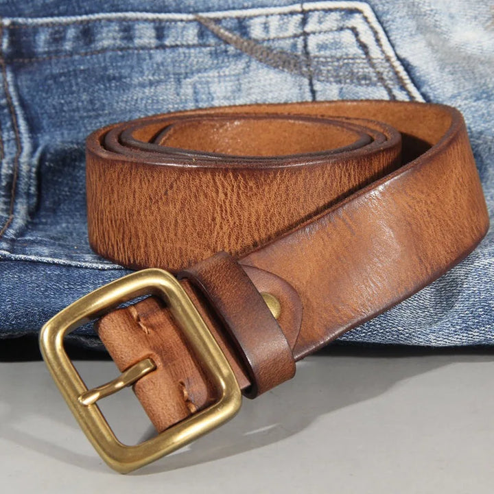 Cintura artigianale robusta da uomo in pelle, con fibbia in ottone massiccio. Duratura ed elegante per jeans.