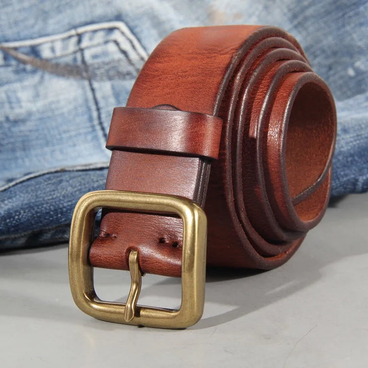 Cintura uomo artigianale in pelle, fibbia in ottone massiccio. Dettaglio qualità per jeans e look quotidiano.
