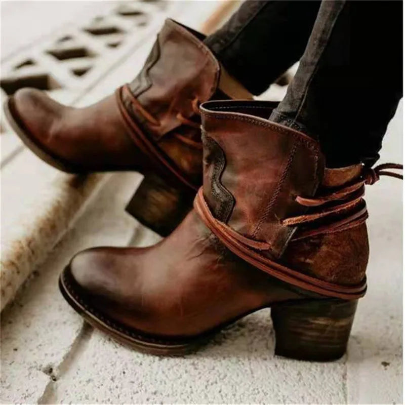 Stivaletti western donna in pelle marrone stile vintage con cuciture decorative e tacco largo, perfetti per l'autunno.