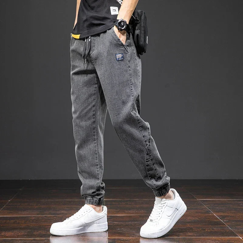 Pantaloni jogger uomo in stile denim con coulisse regolabile, comodi per ogni attività e look casual.