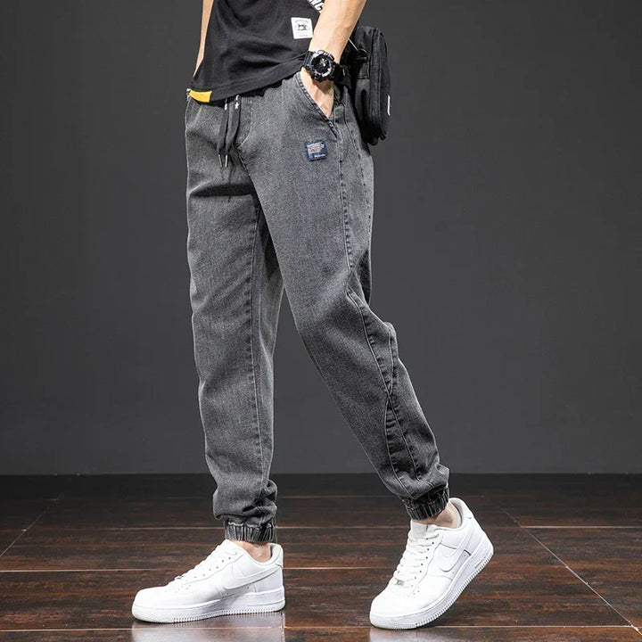 Pantaloni jogger uomo in stile denim con coulisse regolabile, comodi per ogni attività e look casual.
