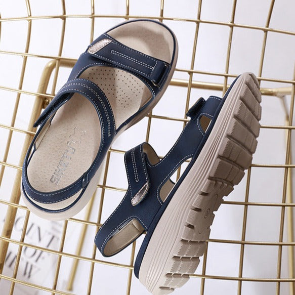 Sandali platform donna, leggeri e comodi, con cinturini regolabili per un look casual estivo e funzionale.