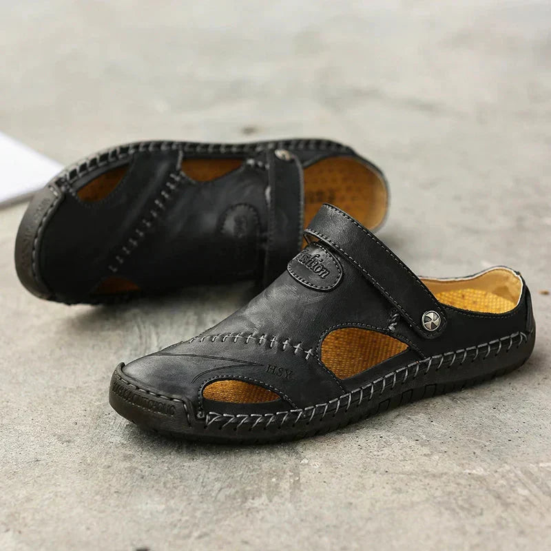 Sandali uomo con cinturini regolabili per una calzata perfetta e plantare ergonomico di supporto.
