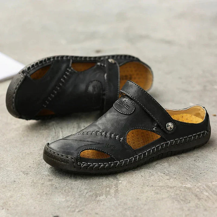 Sandali uomo con cinturini regolabili per una calzata perfetta e plantare ergonomico di supporto.