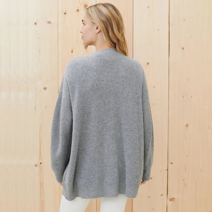 Cardigan oversize donna, perfetto per un look autunnale invernale elegante e a strati.