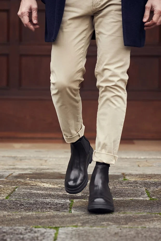Eleganti stivaletti neri Chelsea da uomo con suola rialzata di 7cm. Ideali per un look formale e alla moda.