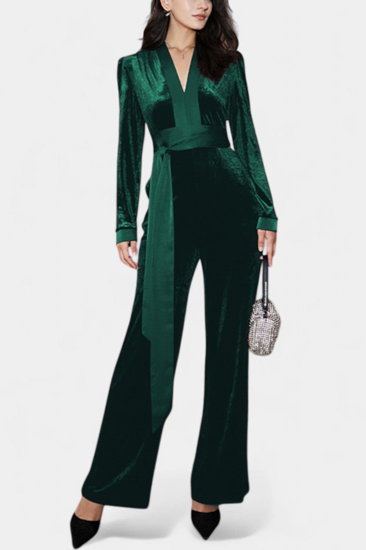 Tuta donna elegante con scollo a V incrociato e gamba larga. Perfetta per outfit chic autunno inverno.