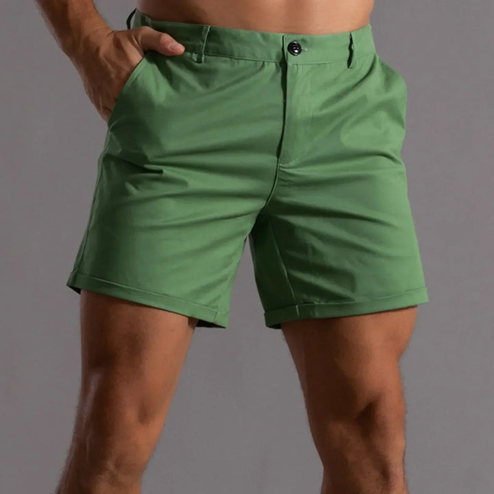Dettaglio dei pantaloncini uomo eleganti da città, mostrando la qualità del tessuto e il taglio moderno.