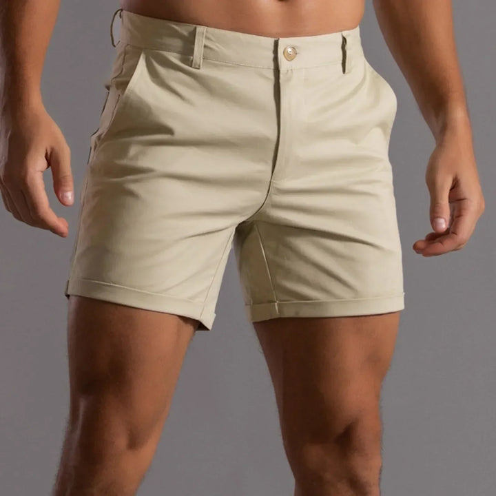 Uomo indossa pantaloncini eleganti da città, abbigliamento estivo versatile, comfort e stile casual chic.