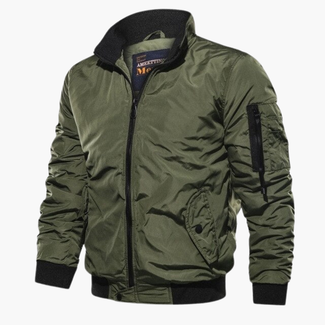 Giacca bomber uomo verde oliva, versatile e trendy. Perfetta per abbigliamento casual e street style.