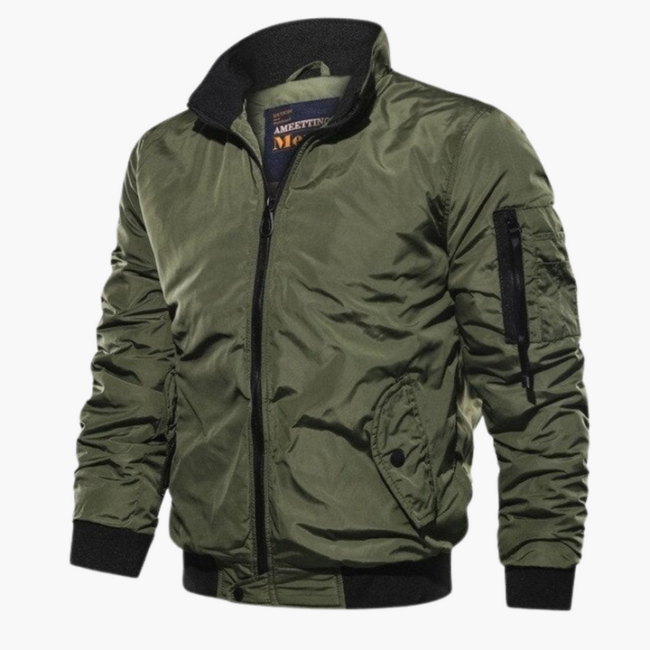 Giacca bomber uomo verde oliva, versatile e trendy. Perfetta per abbigliamento casual e street style.
