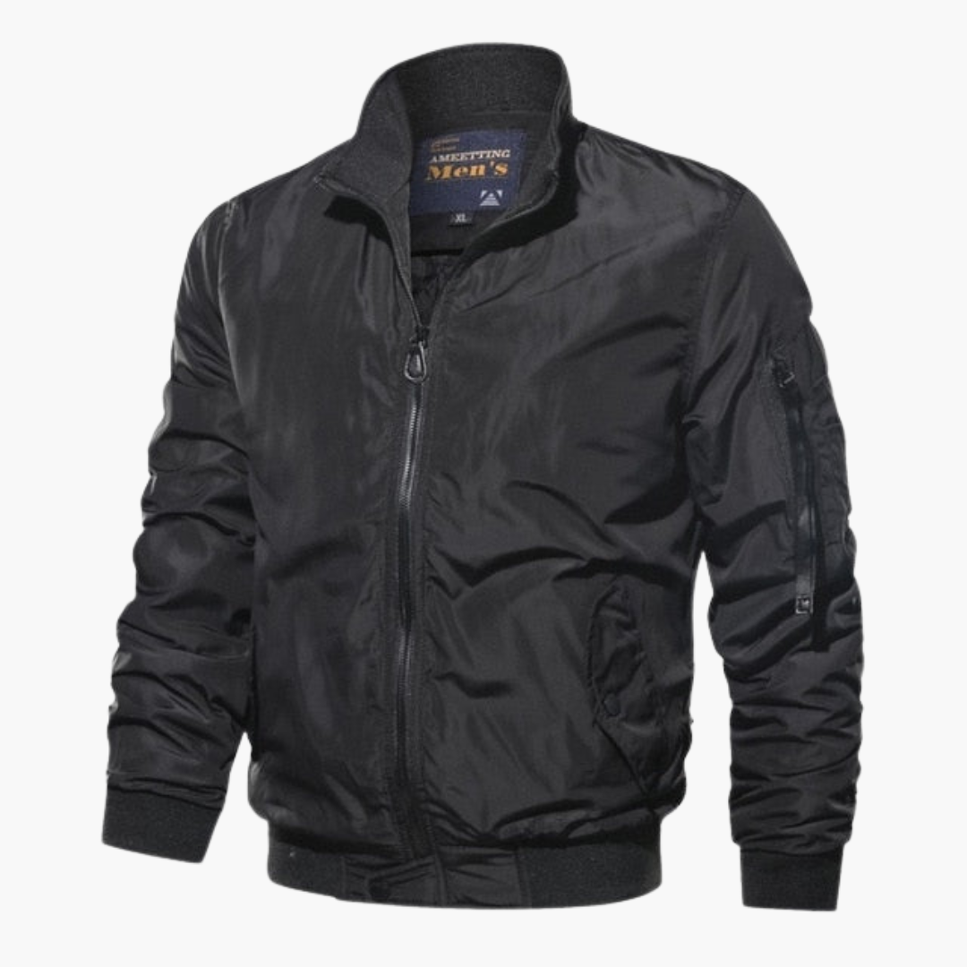 Elegante bomber uomo nero con collo alto, perfetto per look casual e comfort. Abbigliamento uomo versatile.