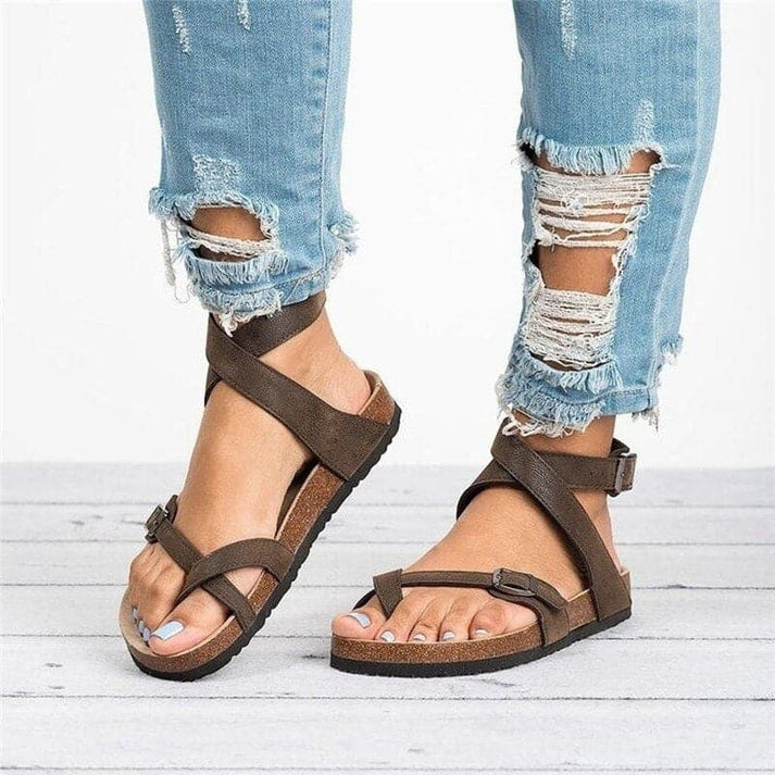Sandali donna casual in pelle con cinturino incrociato e fibbia. Comodi sandali piatti estivi, ideali per la moda donna.