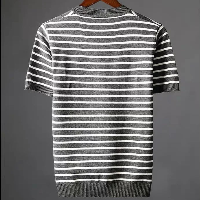 Maglietta a righe uomo per un look casual e rilassato. Design moderno e vestibilità comoda per ogni occasione.