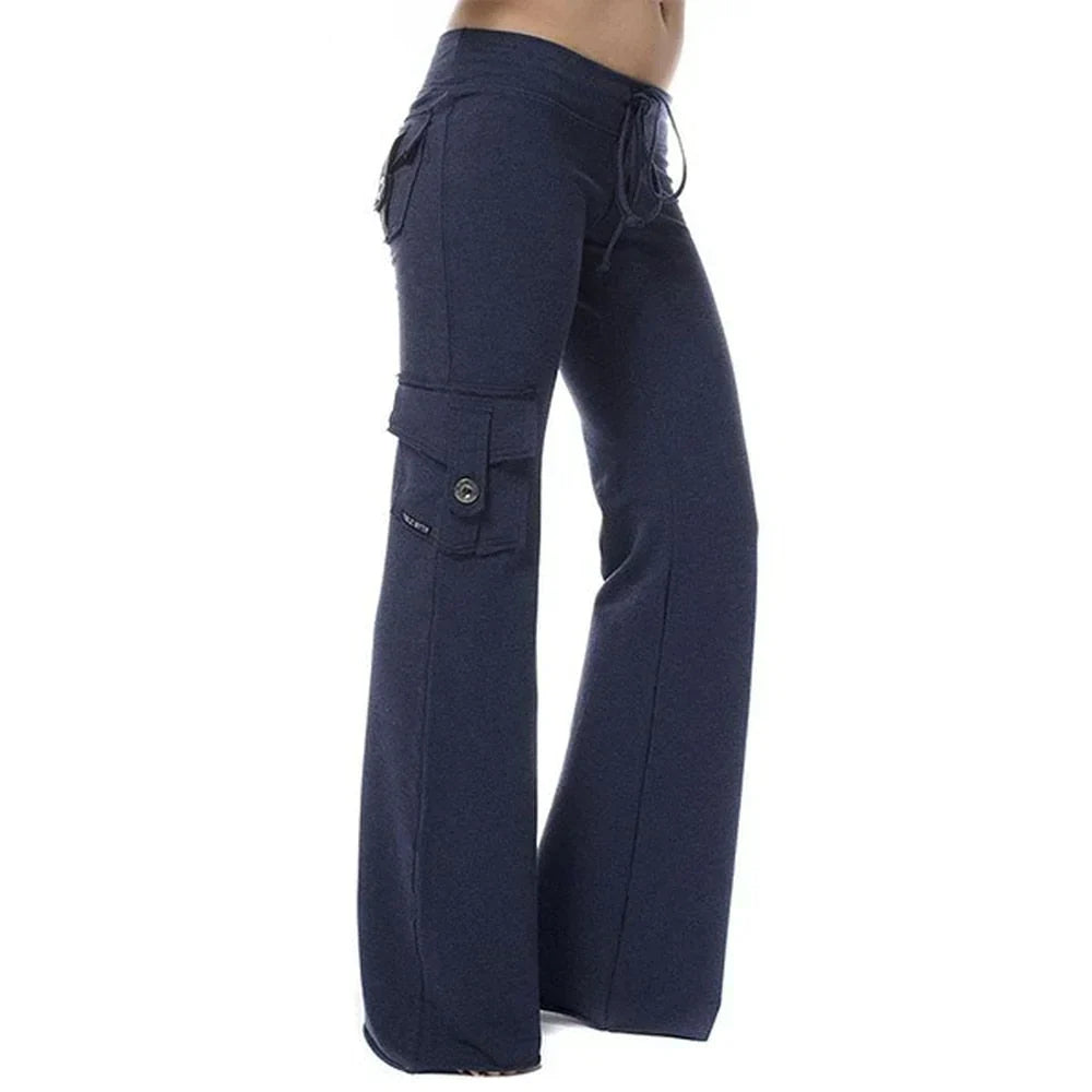 Pantaloni donna cargo svasati, vita elastica comoda, tasche laterali. Un capo essenziale per la moda casual.