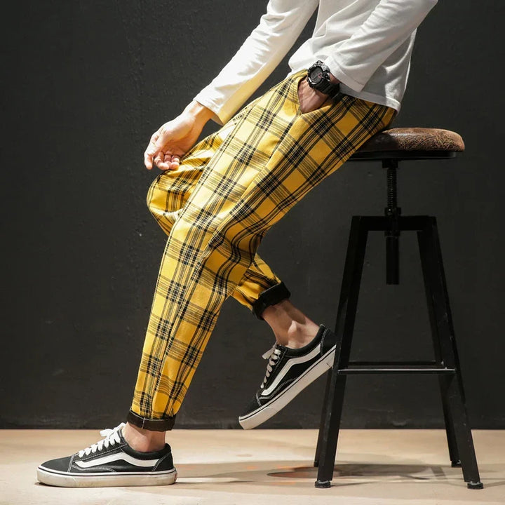 Pantaloni uomo elasticizzati a quadri per comfort quotidiano. Stile versatile, perfetti per outfit casual o semi-formali.