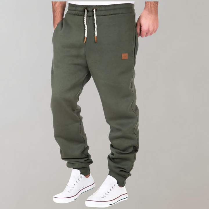 Pantaloni tuta uomo blu navy, comfort supremo e stile sportivo. Vestibilità rilassata per relax quotidiano garantito.
