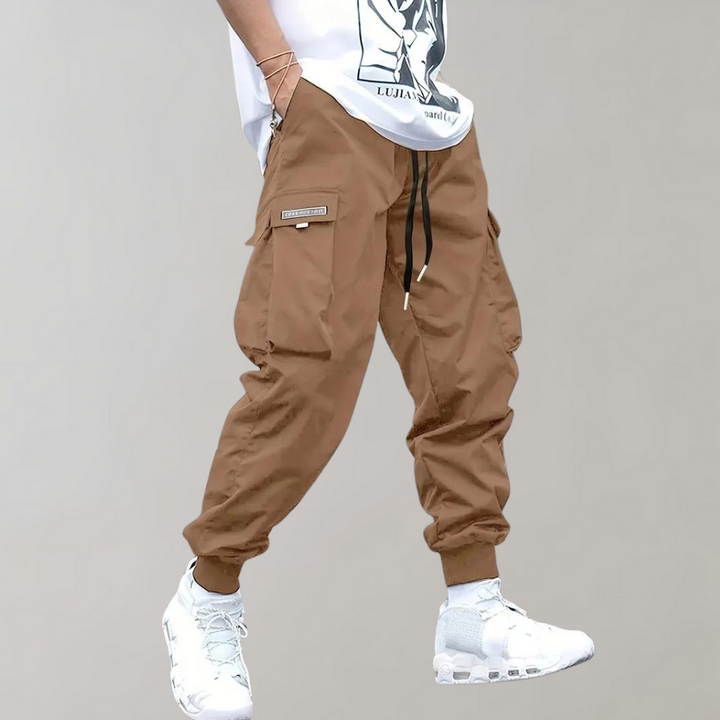 Pantaloni cargo uomo multitasche in tessuto resistente, perfetti per avventura e stile casual primaverile/estivo.