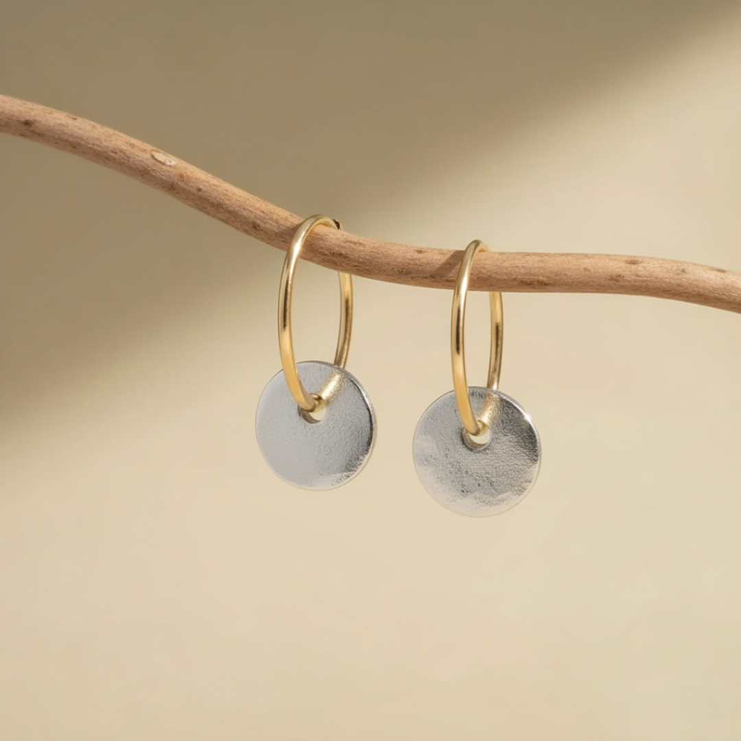 Coppia di orecchini a cerchio donna, gioielli di lusso artigianali, ideali come regalo elegante e di moda.