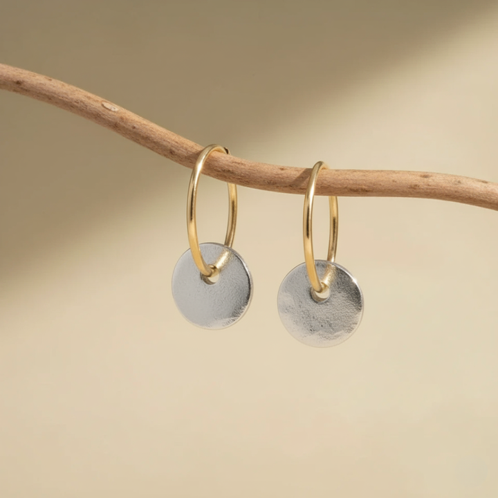 Coppia di orecchini a cerchio donna, gioielli di lusso artigianali, ideali come regalo elegante e di moda.