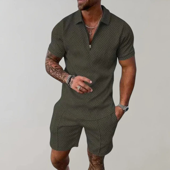 Outfit estivo uomo: Set casual chic con camicia leggera e shorts comodi, perfetto per la moda uomo estiva.