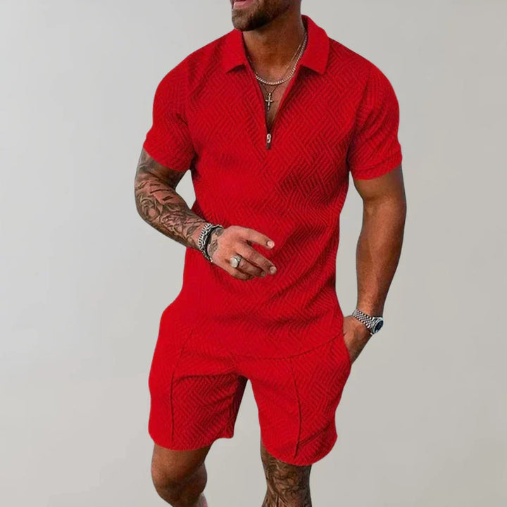 Moda uomo estiva: Completo casual con camicia a maniche corte e shorts, per un look rilassato e cool.