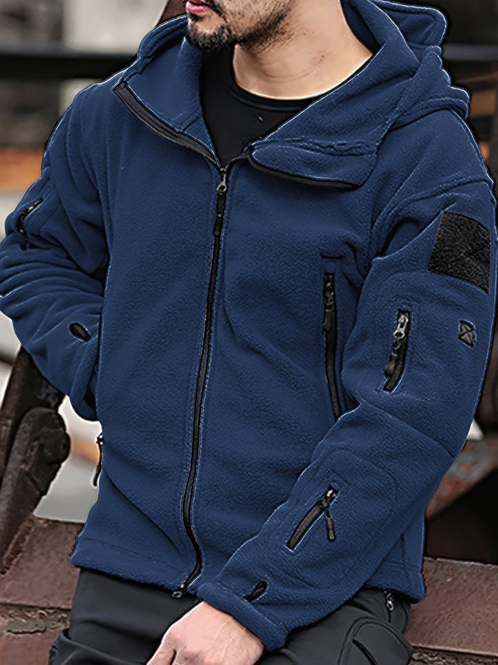 Giacca uomo casual con zip e tasche, ideale per l'inverno. Design pratico per escursionismo o uso quotidiano.