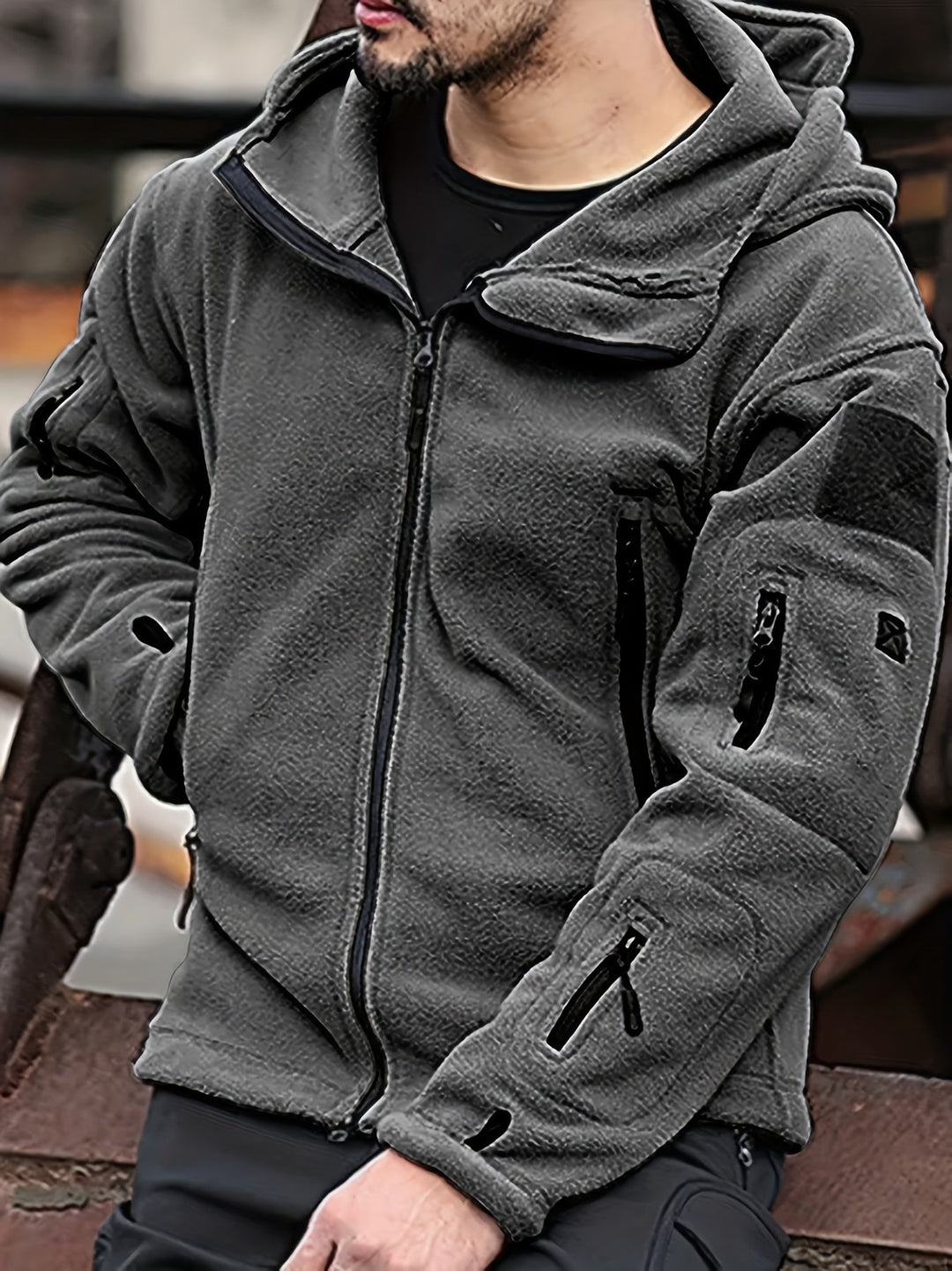 Calda giacca da uomo con cappuccio per l'inverno. Assicura comfort e protezione dal freddo per attività esterne.