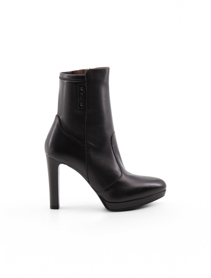 Stivaletti tronchetti da donna in vera pelle nera, con plateau e tacco, per look eleganti e alla moda.
